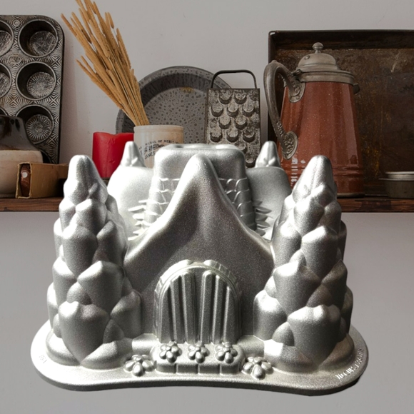 Nordic Ware Fairy Tale Castle Cottage Bundt Cake Pan 10 Cup 2.6 liters - Picture 5 of 8